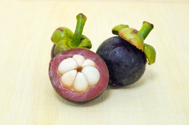 Mangosten meyve ile yarım kesit üzerinde ahşap yaban domuzu izole