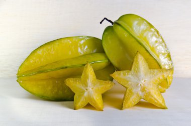 Star elma meyve ile yarım kesit üzerinde ahşap yaban domuzu izole