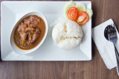 Ananas ile pişmiş domuz eti pilav ile servis ve için süslenmiş