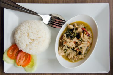 Pirinç ilave edin, kızarmış domuz eti ve fesleğen ile servis 