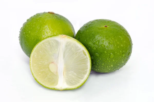 半分のレモンやライムのフルーツ クロス セクションと部分的なセクション — ストック写真