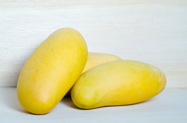 Ahşap arka plan üzerine Mango (At mangosu olarak da bilinir, Mangifera