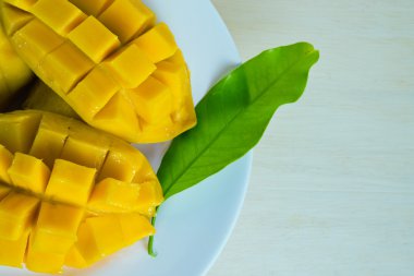 Mango güzel yaprak ile üzerinde ahşap arka plan (olarak da bilinen s kesti.