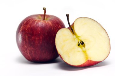 Elma meyvesi beyaz arkaplanda izole