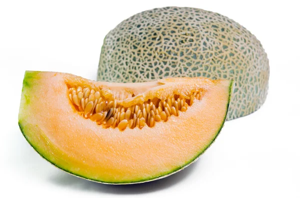 Cantaloupemelon eller Charentais melon med hälften och frön på vit — Stockfoto