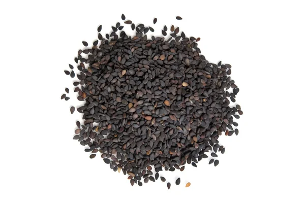 Pilha de sementes de gergelim preto isolado no fundo branco vista superior — Fotografia de Stock