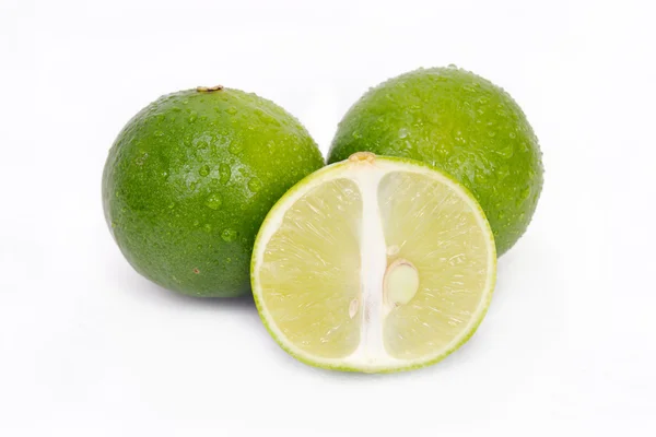 半分のレモンやライムのフルーツ クロス セクションと部分的なセクション — ストック写真