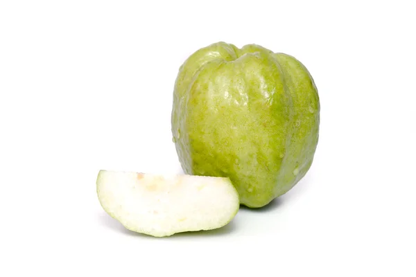 Guaven-Frucht und ein auf weißem Hintergrund isolierter Abschnitt — Stockfoto