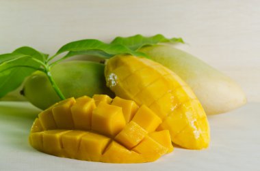 Mango güzel yaprak ile üzerinde ahşap arka plan (olarak da bilinen s kesti.