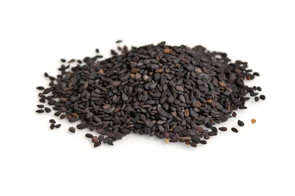 Pilha de sementes de gergelim preto isolado no fundo branco — Fotografia de Stock
