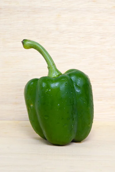 Verse groenten paprika of paprika geïsoleerd op hout — Stockfoto