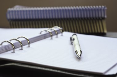 Kalem, not defteri ve kitap yakın çekim görünümünü