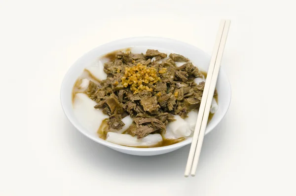 Белый китайский суп из лапши с тушеной уткой — стоковое фото