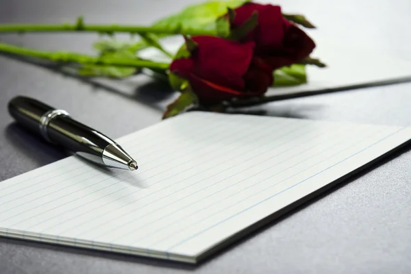 Pen on blank cards with roses — Stock Photo, Image