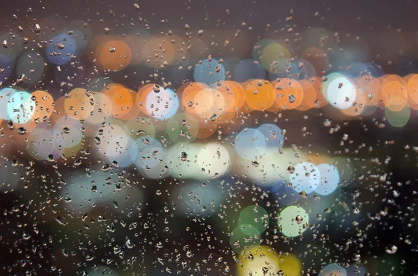 Dešťové kapičky na okno s bokeh rozostřeného pozadí — Stock fotografie