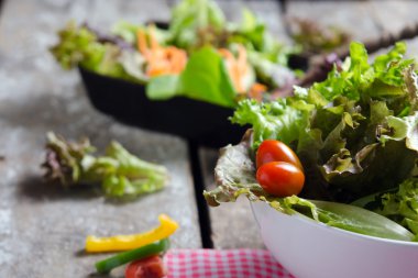 Sebze salatası hazırlık ahşap tahta arka plan üzerinde