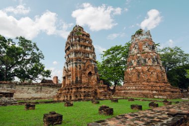 Buda pagoda tapınak Tayland bulutlu beyaz gökyüzü ile