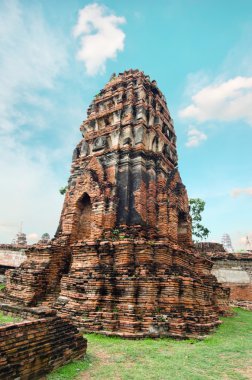 Tayland bulutlu gökyüzü ile eski pagoda
