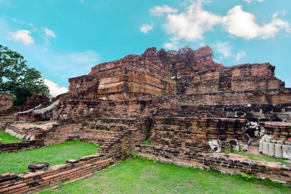 Eski yıkık buddha pagoda Tapınağı ile bulutlu beyaz gökyüzü Ayuthaya, Tayland
