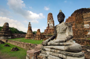 Buda pagoda tapınak bulutlu beyaz gökyüzü Ayuthaya Tayland ile