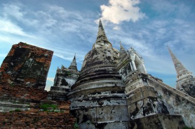 Penceresini görüntülemek eski pagoda bulutlu gökyüzü ile Tayland