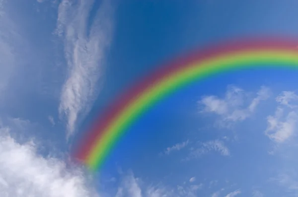 Beyaz bulut ve rainbow ile açık mavi gökyüzü — Stok fotoğraf