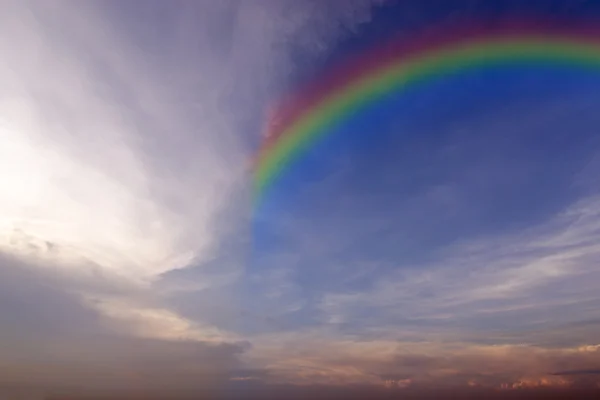 Beyaz bulut ve rainbow ile açık mavi gökyüzü — Stok fotoğraf