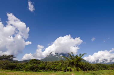 Çim, dağ ve bulutlu gökyüzü görünümü Chiangmai Tayland