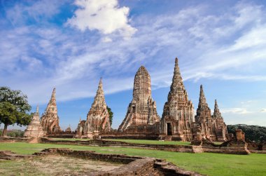 Tayland bulutlu gökyüzü ile eski pagoda