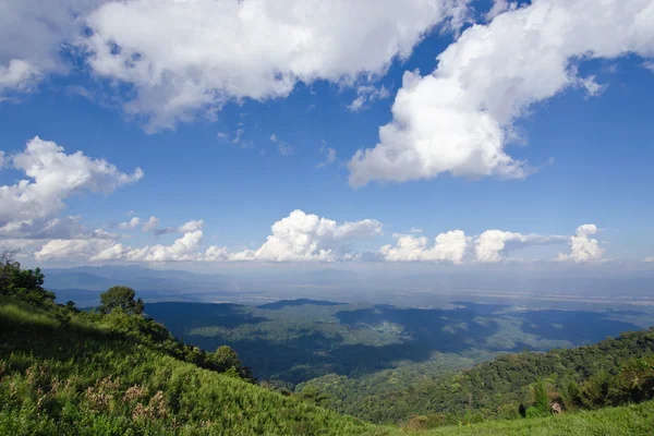 Herbe, montagne et ciel nuageux vue sur Chiangmai Thaïlande — Photo