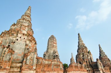Tayland bulutlu gökyüzü ile eski pagoda
