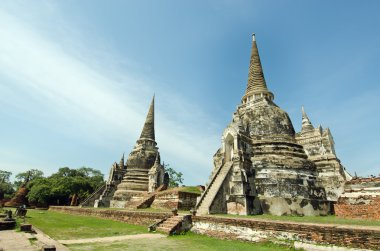 Tayland bulutlu gökyüzü ile eski pagoda