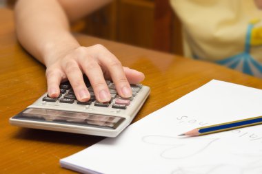 El hesap makinesi arka plan numarasıyla hesaplar