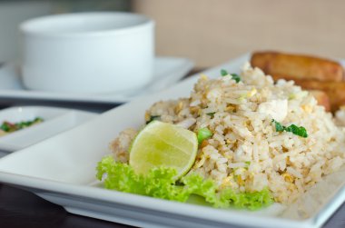 Fried rice ve bahar roll - geleneksel Tayland gıda 