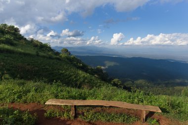Çim, dağ ve bulutlu gökyüzü manzaralı Chiangmai yalnız sandalye