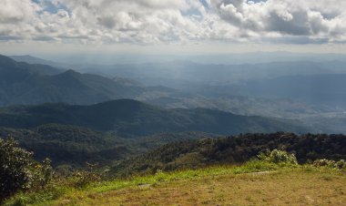 Çim, dağ ve Chiangmai Thailands bulutlu gökyüzü görünümü