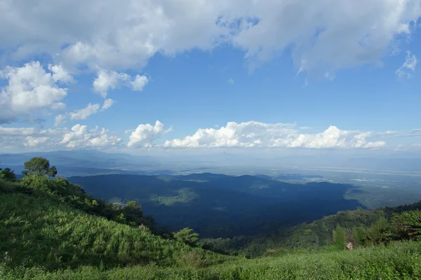 Grama, montanha e céu nublado vista de Chiangmai Thailands — Fotografia de Stock