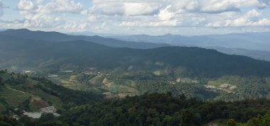 Panoramik ağaç, dağ ve Chiangma bulutlu gökyüzü görünümü