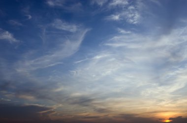 Bulutlu gökyüzü ile akşam günbatımı