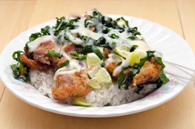 Kızarmış tavuk limon sosu ve bitki üzerinde pirinç (ünlü Tay f ile