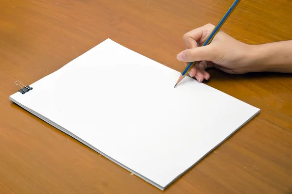 Ręka trzyma ołówek i papier biały zbliżenie — Zdjęcie stockowe