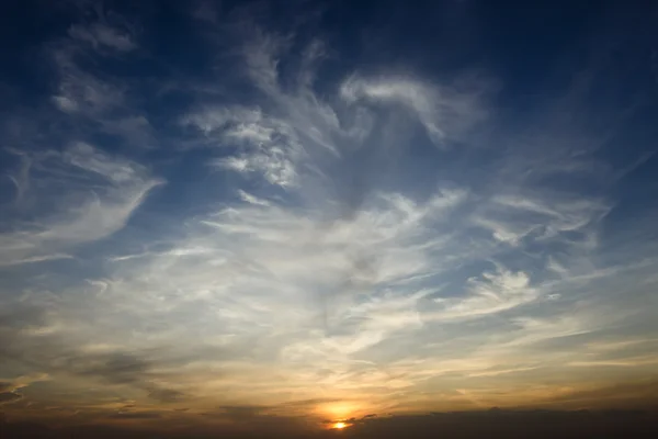 Pôr-do-sol à noite com céu nublado — Fotografia de Stock