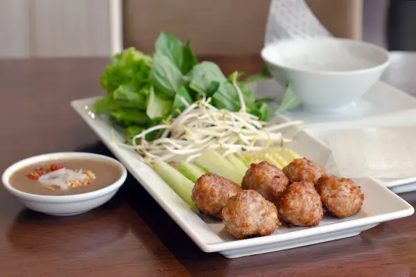 Carne vietnameză și folie de legume — Fotografie, imagine de stoc
