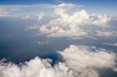 Beyaz bulut ile açık mavi gökyüzü
