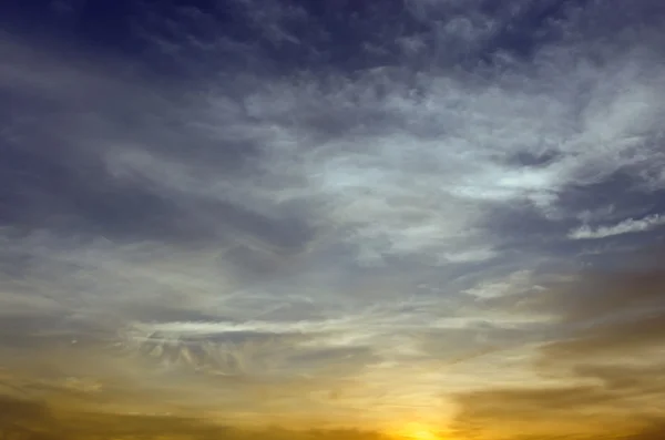 Bulutlu gökyüzü ile akşam günbatımı — Stok fotoğraf