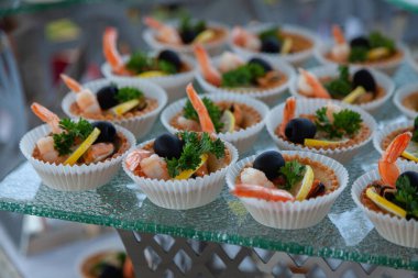 Karides, limon, zeytin ve maydanozlu tart.