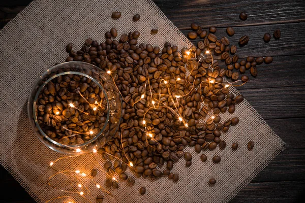 Kaffebønner Gjennomsiktige Glass Led Strimler Lys Mørkebrunt Trebord Dekket Med – stockfoto