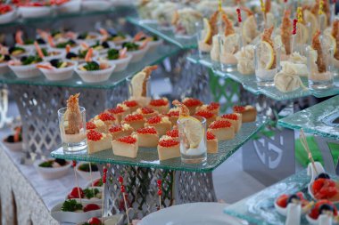 Parti atıştırmalıkları: tartlarda tereyağlı kırmızı havyar, sosta limonlu çıtır karides.