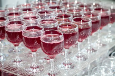 Bir sürü kırmızı şarap kadehi.