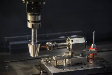 4 eksenli batan EDM makinesi operasyonu. Batık EDM makinesinin yüksek teknoloji kalıbı ve ölüm üretim süreci .